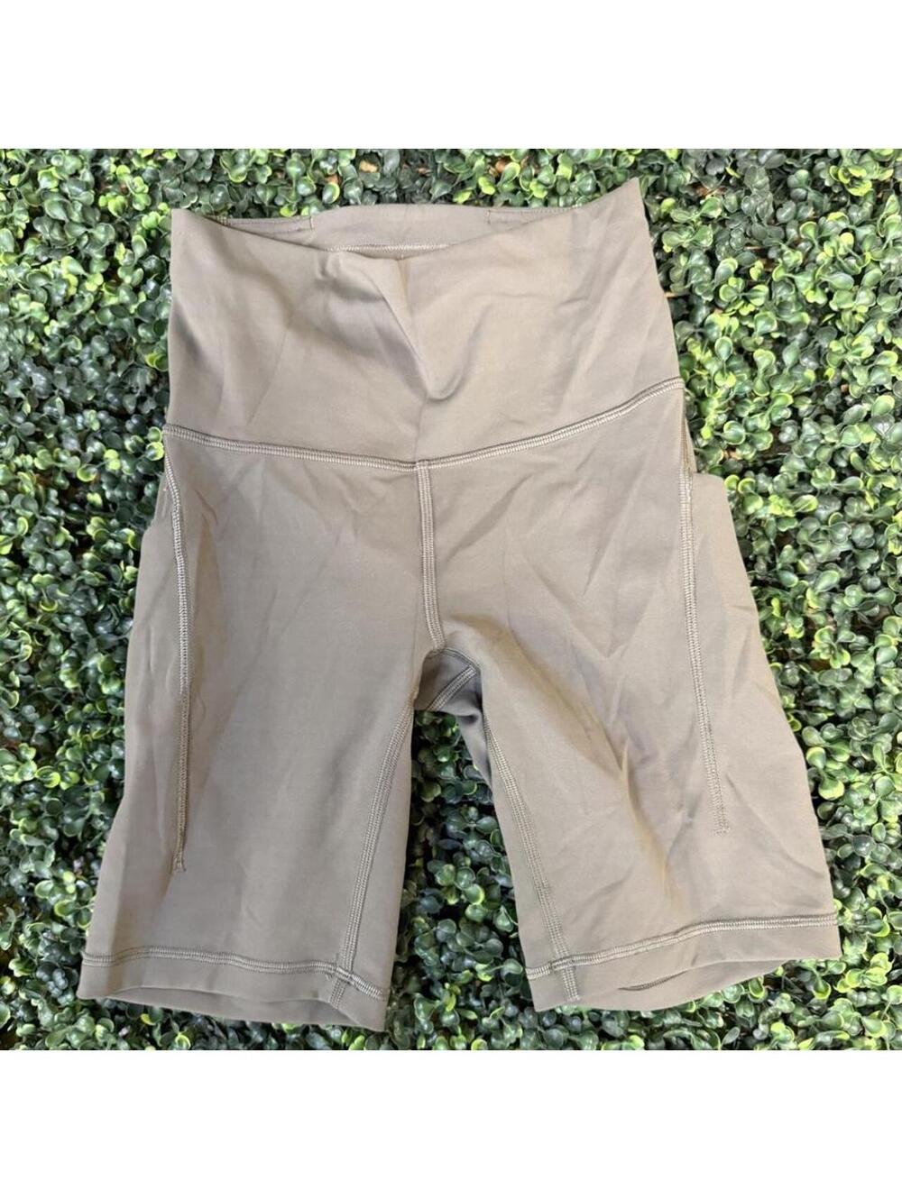 🤎 Lululemon On Pace Shorts 10” women’s size 4.